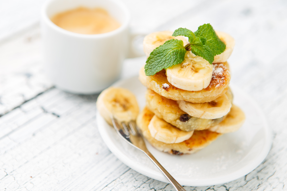 Рецепт сырники с бананами: три рецепта для завтрака фото