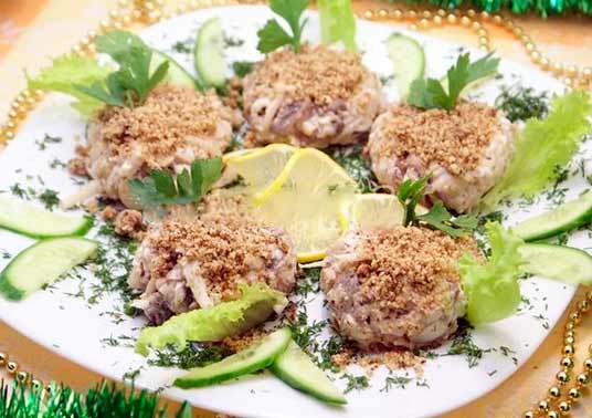 Салат Шарманка с кальмарами, шампиньонами и орехами фото рецепты салатов